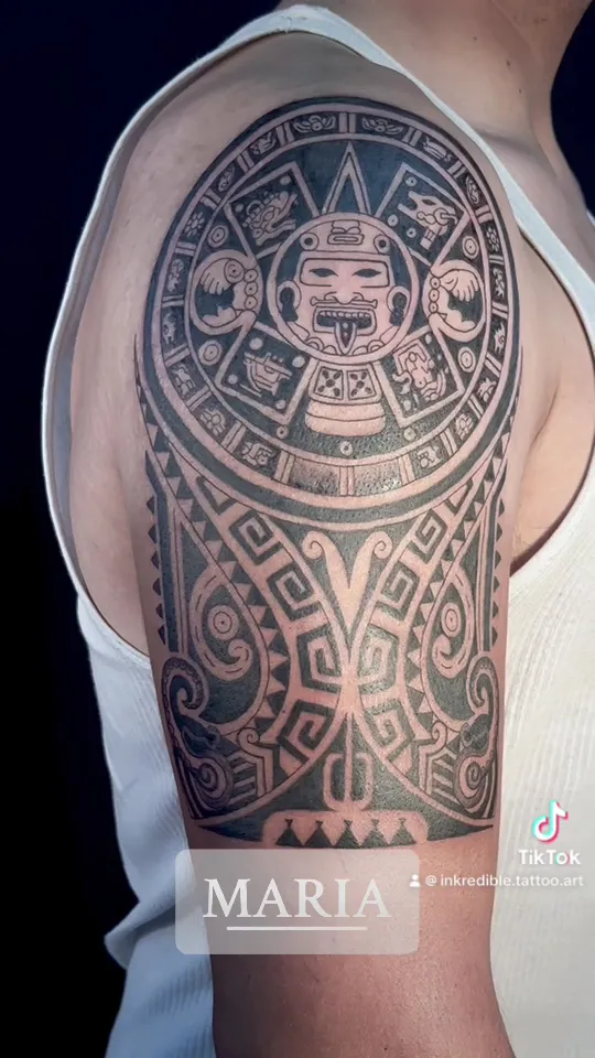 Calendar aztec pe umăr