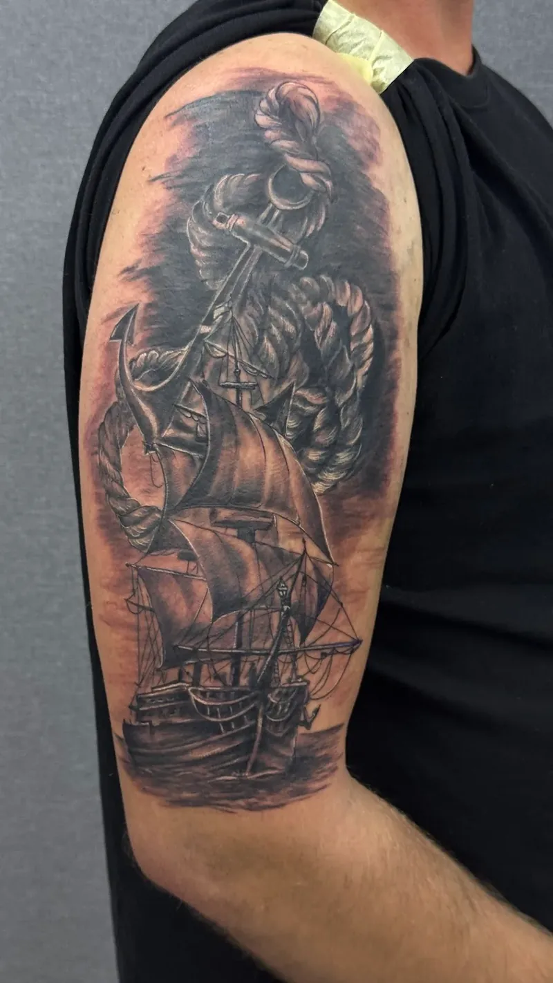 Piesă black & grey pe umăr